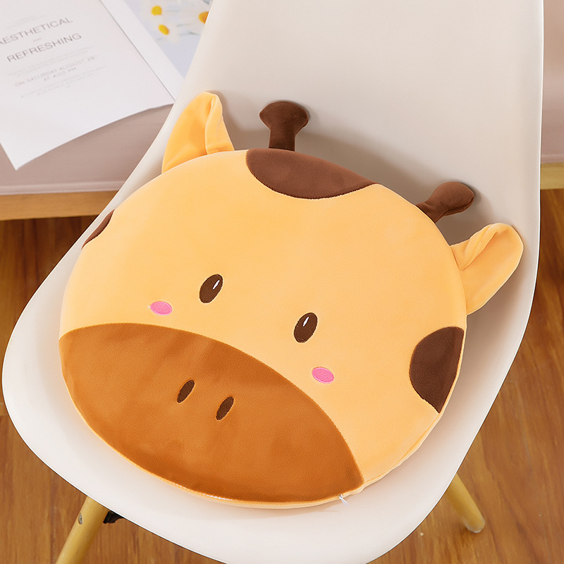 Плюшена животинска възглавничка – динозавър, жираф, котка, акула, мечка или пингвин; напълване: PP cotton; къс плюш; опаковка в мрежеста торба; подходяща за възраст 15–35