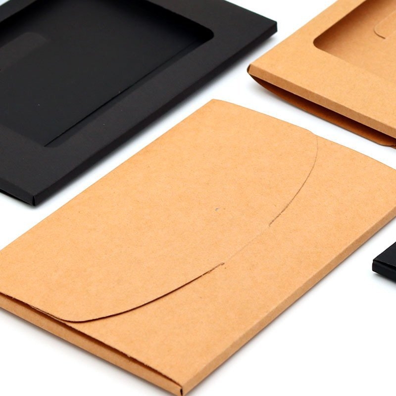 Kraftpapīra aploksnes stilā kartīšu kastīte, dāvanu iesaiņojumam, piemērota jauno māju uzsākšanai un Ziemassvētkiem