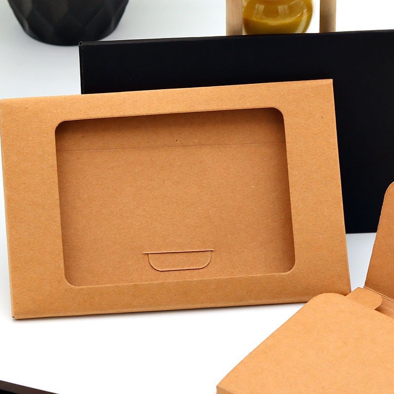 Kraftpapīra aploksnes stilā kartīšu kastīte, dāvanu iesaiņojumam, piemērota jauno māju uzsākšanai un Ziemassvētkiem