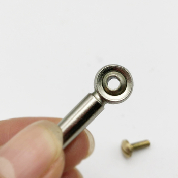 Αξεσουάρ για μουσικό όργανο με σταθερές βίδες, ενιαία άρθρωση και σφαιρικός σύνδεσμος