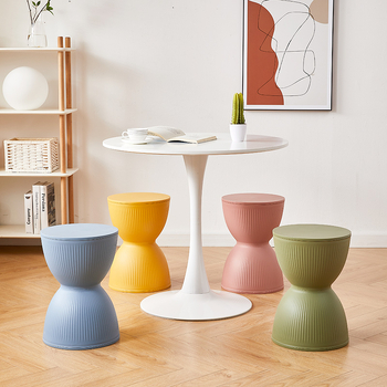 Σκαμπό – Μοντέλο: Prince stool; Υλικό: πλαστικό; Στυλ: απλό και μοντέρνο