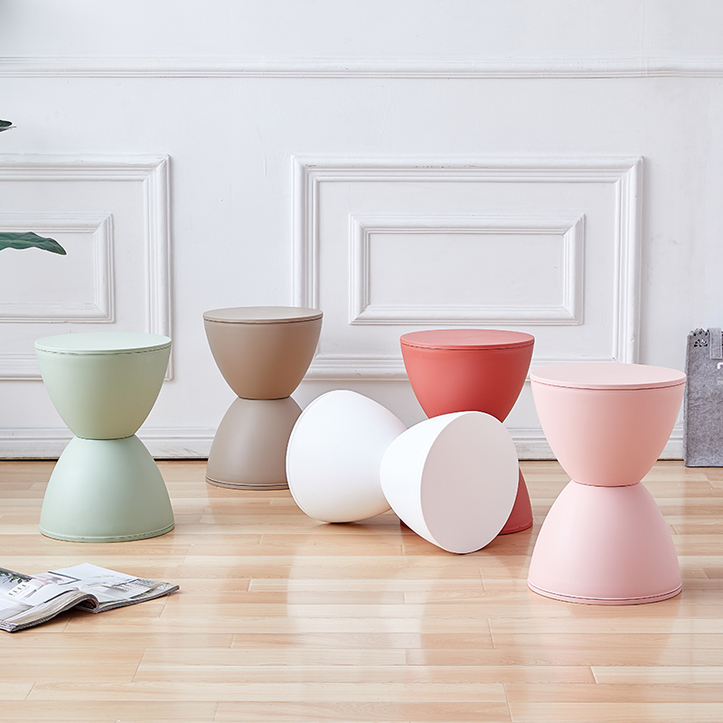 Табуретка – модел: Prince stool; материал: пластмаса; стил: прост и модерен