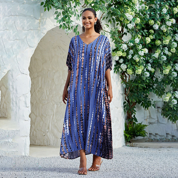 Παραθαλάσσιο κάλυμμα με V‑λαιμό και μακρύ ρόμπα, gradient μοτίβο; εξωτερικό ύφασμα rayon με 100% βαμβάκι; επένδυση rayon με 100% βαμβάκι; 300 g/m²; κατάλληλο για κολύμβηση