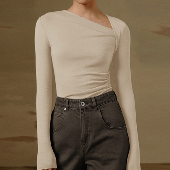 Γυναικεία στενή T‑Shirt με μακριά μανίκια, λοξή λαιμοκόψη, έκθεση κλείδας, υφή μιμητικού βαμβακιού, πολυεστέρας‑σπαντεξ