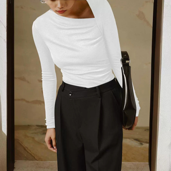 Γυναικεία στενή T‑Shirt με μακριά μανίκια, λοξή λαιμοκόψη, έκθεση κλείδας, υφή μιμητικού βαμβακιού, πολυεστέρας‑σπαντεξ