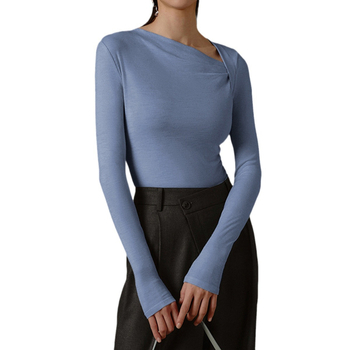 Γυναικεία στενή T‑Shirt με μακριά μανίκια, λοξή λαιμοκόψη, έκθεση κλείδας, υφή μιμητικού βαμβακιού, πολυεστέρας‑σπαντεξ