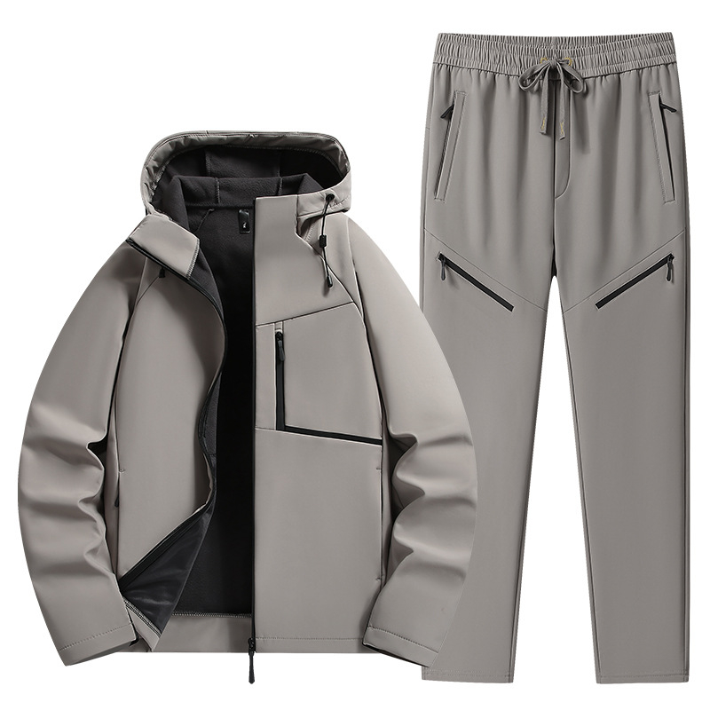 Vīriešu softshell jaka – ar kapuci, ūdensizturīga un pret vēju, priekšā rāvējslēdzējs, bieza oderējuma no poliestera, kabatas ar rāvējslēdzējiem