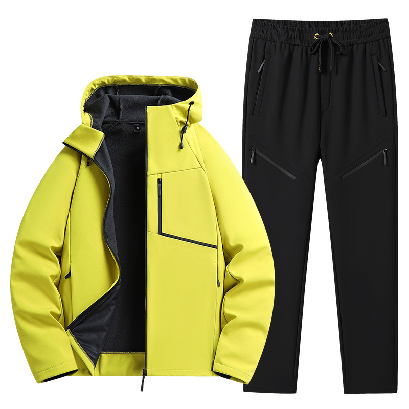 Vīriešu softshell jaka – ar kapuci, ūdensizturīga un pret vēju, priekšā rāvējslēdzējs, bieza oderējuma no poliestera, kabatas ar rāvējslēdzējiem