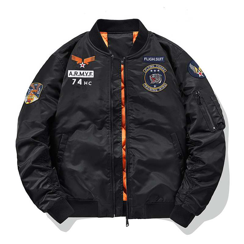 MA1 pilóta dzseki férfiaknak, szélálló nylonszövet külső, hímzett részletek, cipzáros zárás, álló gallér, lazán szabott