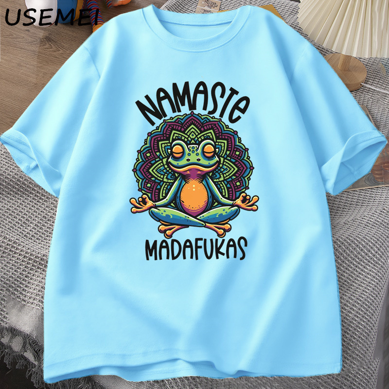 Pamukasta majica s prilagodljivom tiskom, frog yoga grafika, kratki rukavi, okrugli izrez, labav kroj