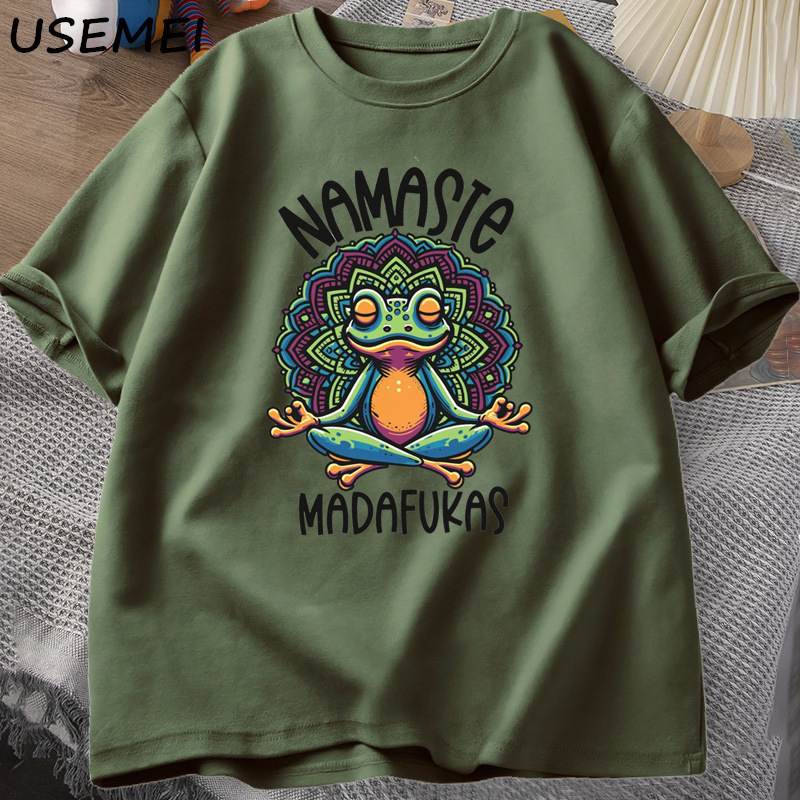Pamukasta majica s prilagodljivom tiskom, frog yoga grafika, kratki rukavi, okrugli izrez, labav kroj