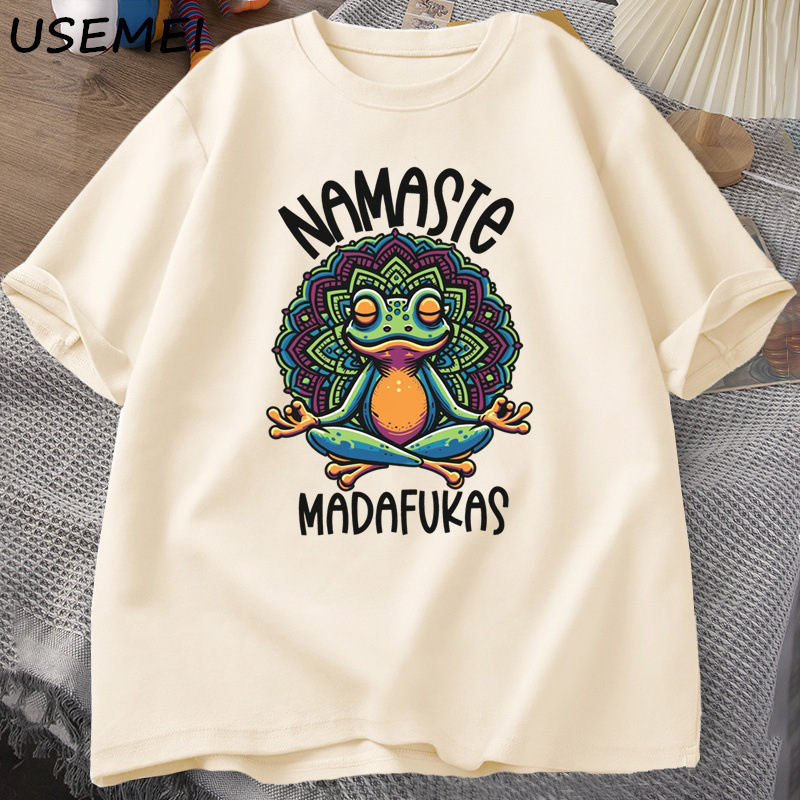 Pamukasta majica s prilagodljivom tiskom, frog yoga grafika, kratki rukavi, okrugli izrez, labav kroj