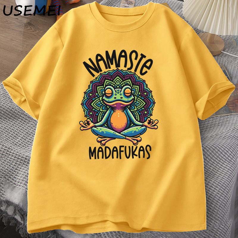 Pamukasta majica s prilagodljivom tiskom, frog yoga grafika, kratki rukavi, okrugli izrez, labav kroj