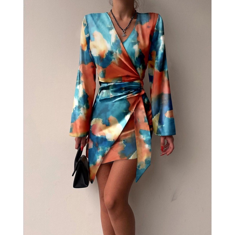 Rochie cu mânecă lungă, decolteu în V, satin, model abstract, fustă neregulată