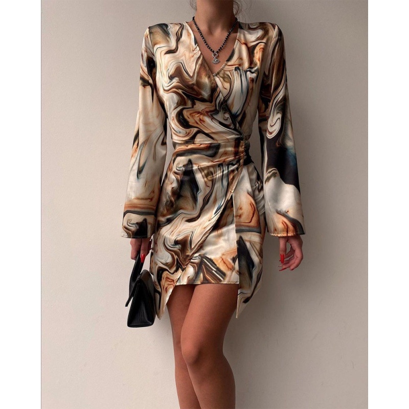Rochie cu mânecă lungă, decolteu în V, satin, model abstract, fustă neregulată
