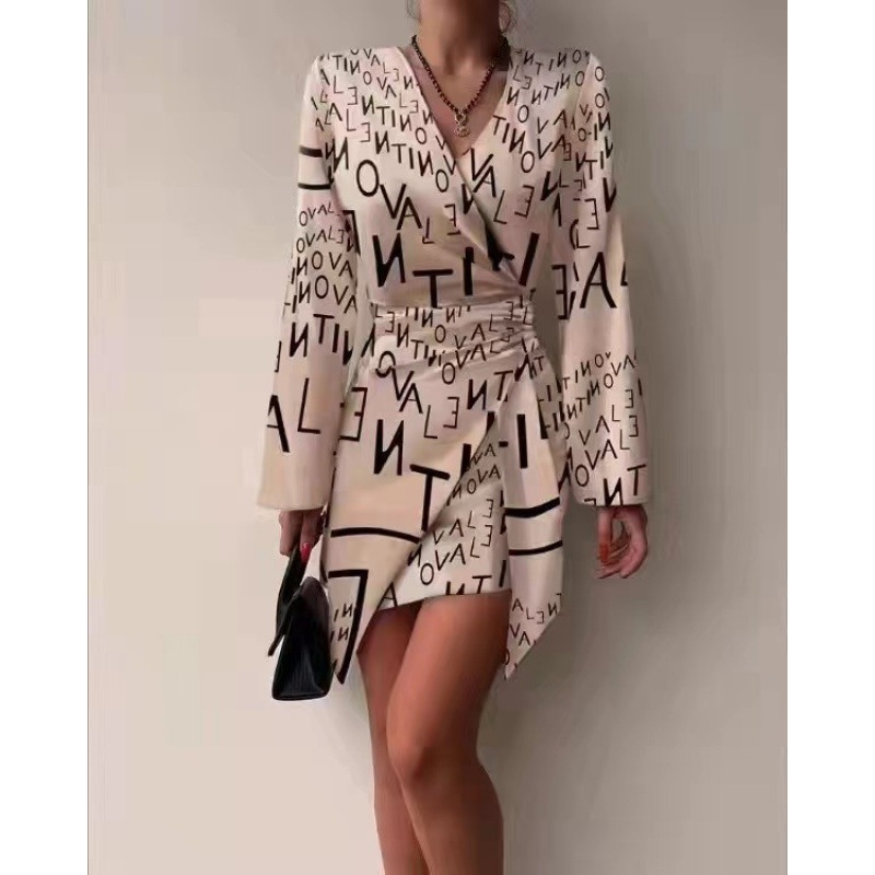 Rochie cu mânecă lungă, decolteu în V, satin, model abstract, fustă neregulată