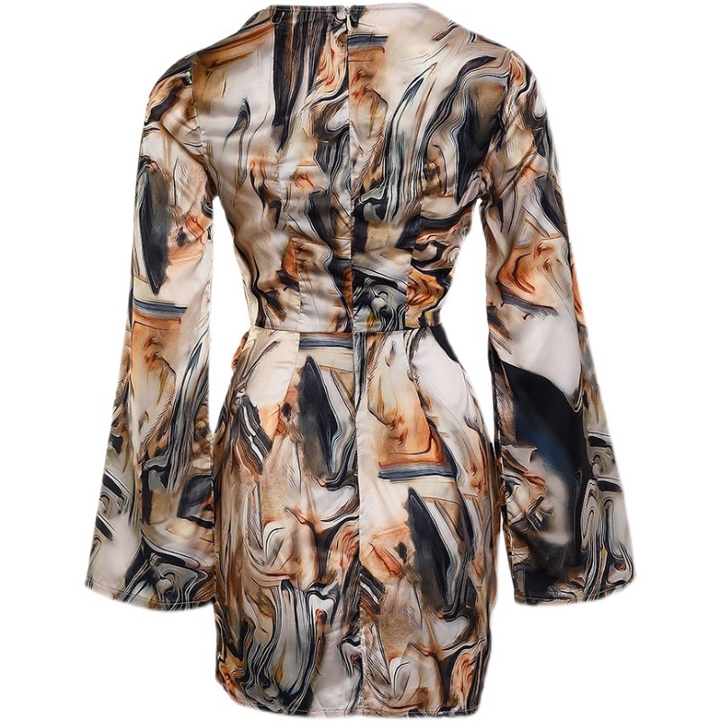 Rochie cu mânecă lungă, decolteu în V, satin, model abstract, fustă neregulată