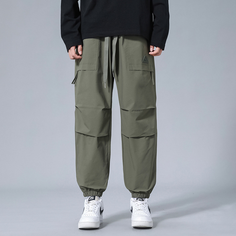 Casual hlače opuštenog kroja, srednje visoki pojas, poliester tkanina, uski kraj donjih nogavica