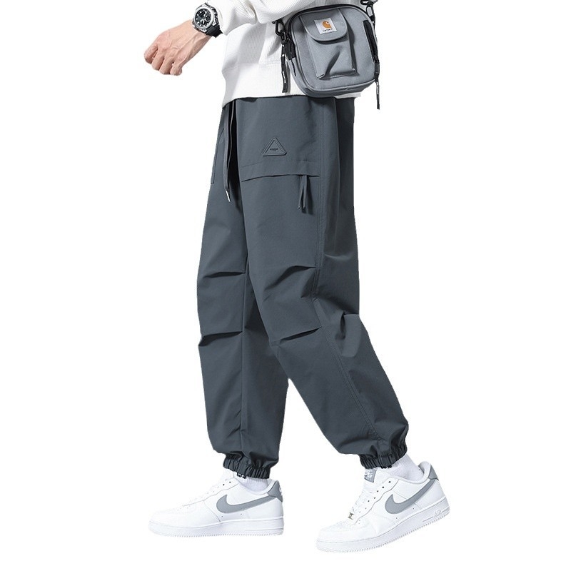 Casual hlače opuštenog kroja, srednje visoki pojas, poliester tkanina, uski kraj donjih nogavica