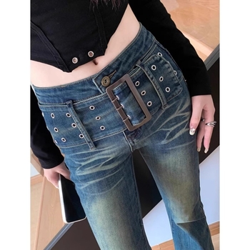 Jeans din denim cu talie înaltă, croială ușor evazată, 50–70% bumbac și sub 30% poliester, material elastic