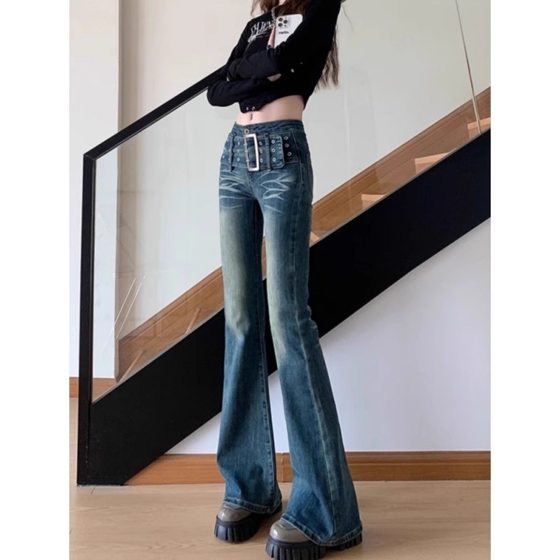 Jeans din denim cu talie înaltă, croială ușor evazată, 50–70% bumbac și sub 30% poliester, material elastic