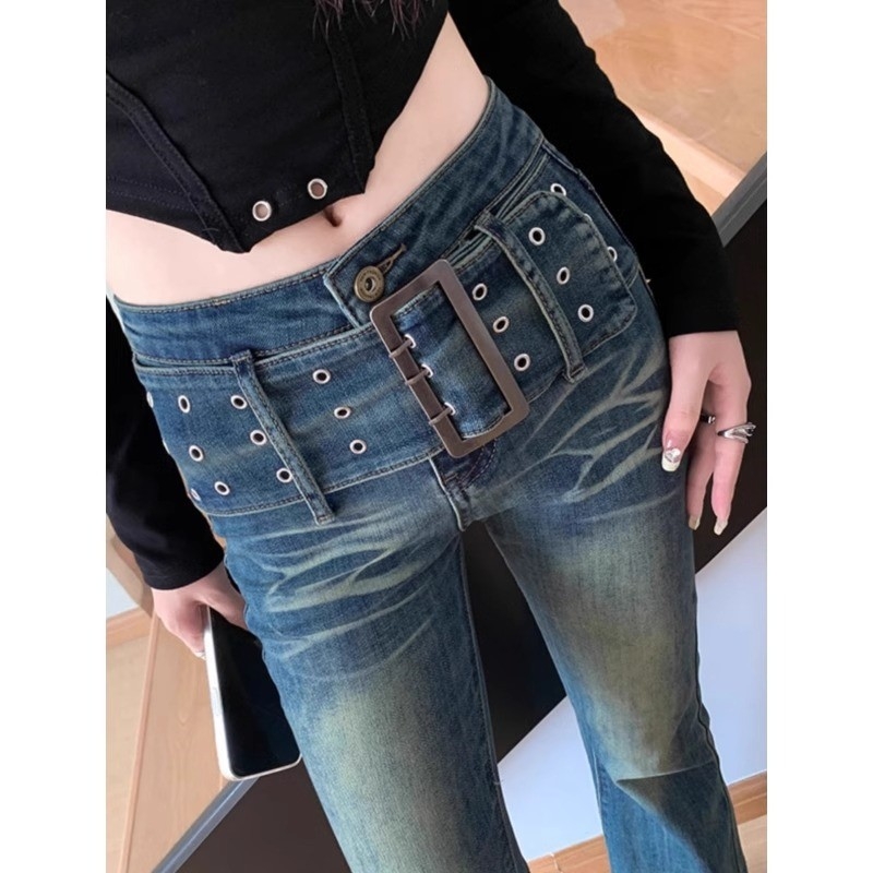 Jeans din denim cu talie înaltă, croială ușor evazată, 50–70% bumbac și sub 30% poliester, material elastic