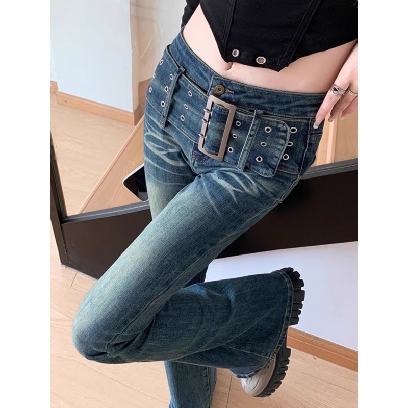 Jeans din denim cu talie înaltă, croială ușor evazată, 50–70% bumbac și sub 30% poliester, material elastic