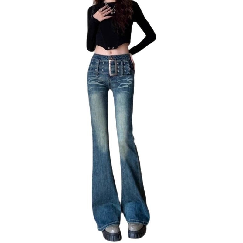 Jeans din denim cu talie înaltă, croială ușor evazată, 50–70% bumbac și sub 30% poliester, material elastic