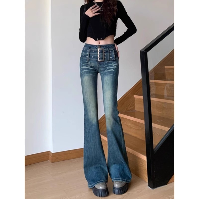 Jeans din denim cu talie înaltă, croială ușor evazată, 50–70% bumbac și sub 30% poliester, material elastic