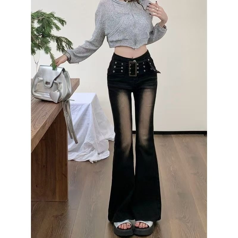 Jeans din denim cu talie înaltă, croială ușor evazată, 50–70% bumbac și sub 30% poliester, material elastic