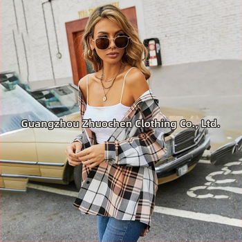 Дамски кардиган в каре, дълги ръкави, свободен силует, средна дължина (65–80 cm), с яка‑ревер и едноредово закопчаване, полиестер‑памук смес (50–70% полиестер, 30–50% памук).