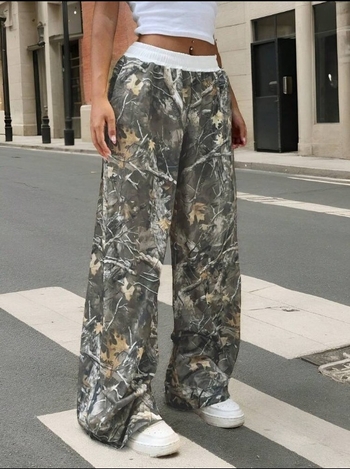Pantaloni largi casual cu imprimeu camuflaj, talie elastică, poliester, vara 2025