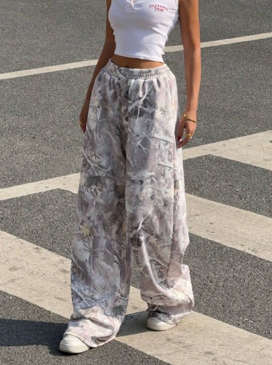 Pantaloni largi casual cu imprimeu camuflaj, talie elastică, poliester, vara 2025