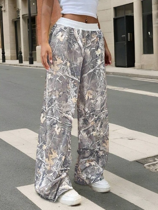 Pantaloni largi casual cu imprimeu camuflaj, talie elastică, poliester, vara 2025