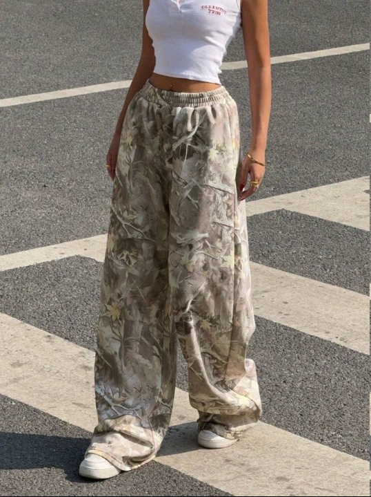 Pantaloni largi casual cu imprimeu camuflaj, talie elastică, poliester, vara 2025