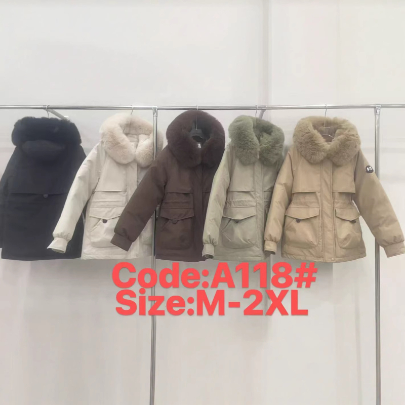 Sieviešu parkā ar kapuci, Down-Cotton pildījums, flīsa apdare, truša kažokāle apkakle, rāvējslēdzēja aizdare, šaura piegriezums