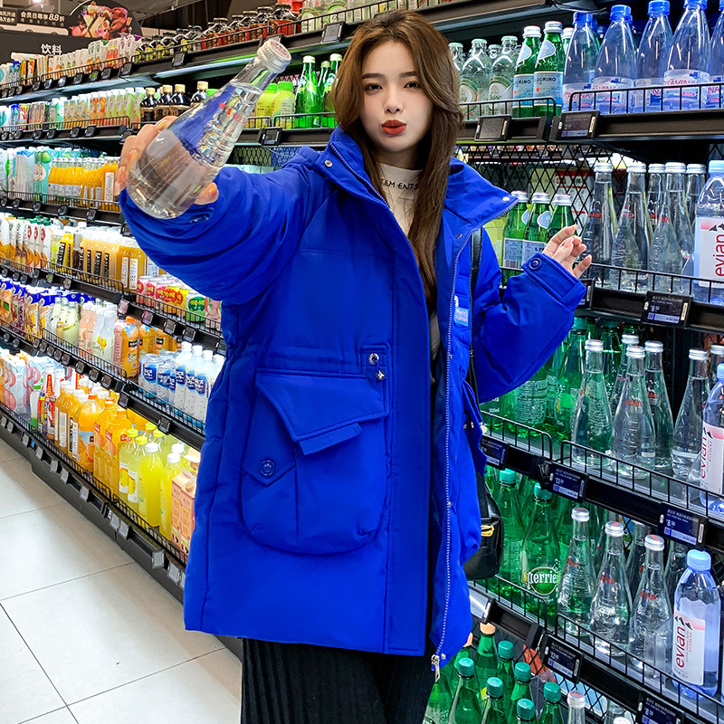 Moteriška vidutinio ilgio striukė su gobtuvu ir tankiu įdaru, laisvas kirpimas, užtrauktukas, ilgos rankovės, poliesterio audinys