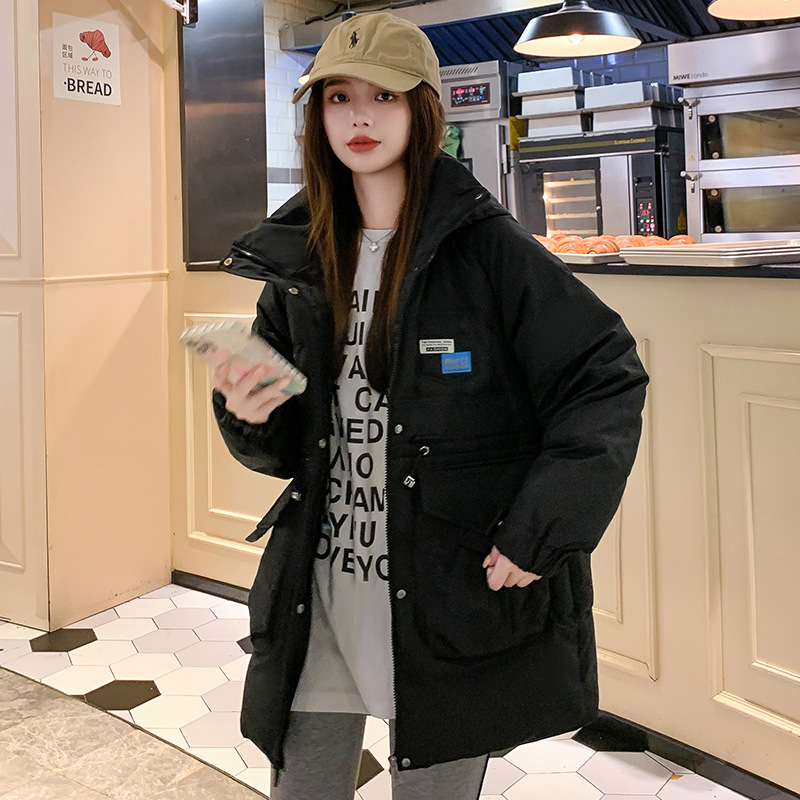 Moteriška vidutinio ilgio striukė su gobtuvu ir tankiu įdaru, laisvas kirpimas, užtrauktukas, ilgos rankovės, poliesterio audinys