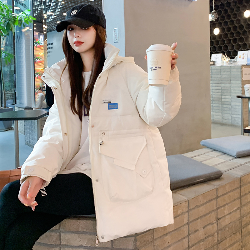 Moteriška vidutinio ilgio striukė su gobtuvu ir tankiu įdaru, laisvas kirpimas, užtrauktukas, ilgos rankovės, poliesterio audinys