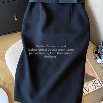 Φούστα γραφείου, μονόχρωμη PVC ύφανση, μεσαίου μήκους, εφαρμοστή στους γοφούς, άνοιξη 2025