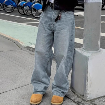 Джинси – уличен стил, свободна кройка, висока талия, цип за закопчаване, памучно-полиестерна материя с 30% еластан