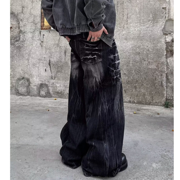 Дънки – свободна кройка, прави крачоли, изпран деним, средна талия, уличен стил