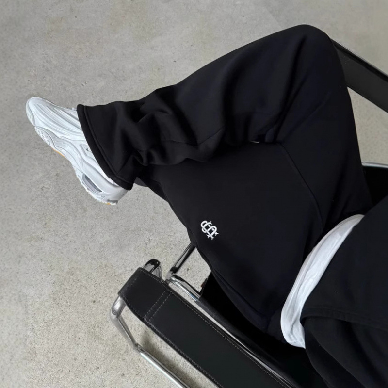 Sportske casual hlače od poliesteru s elastičnim strukom, slobodnog kroja, kratka dužina, s detaljima vezom