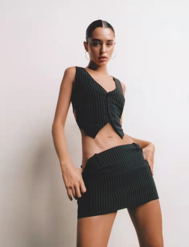 Vestă scurtă țesută, decolteu în V, model dungat, stil street-hipster, material poliester