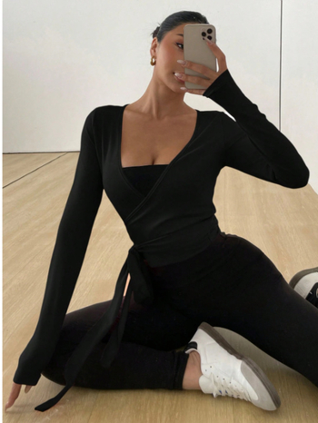 Спортна тениска с V-образно деколте, дълги ръкави, слабо прилепнала кройка, полиестер, еднотонна материя