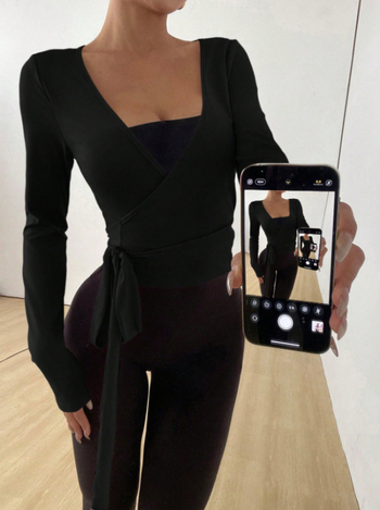 Спортна тениска с V-образно деколте, дълги ръкави, слабо прилепнала кройка, полиестер, еднотонна материя