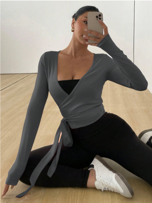 Спортна тениска с V-образно деколте, дълги ръкави, слабо прилепнала кройка, полиестер, еднотонна материя