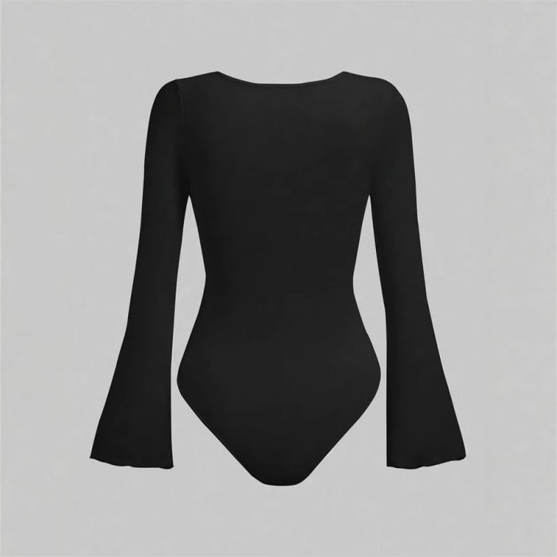 Salopetă din poliester cu decolteu în formă U, mâneci clopot, talie înaltă cu plisări și elasticitate mare; pantaloni trei sferturi
