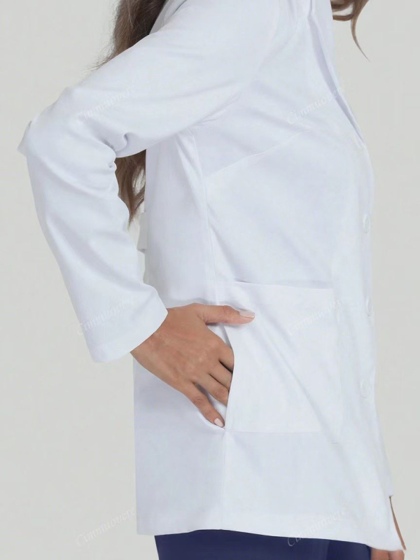 Лабораторен халат за медицински и козметични лаборатории — влагоотвеждащ полиестер (95%+), дълги ръкави, средна дължина 65–80 cm