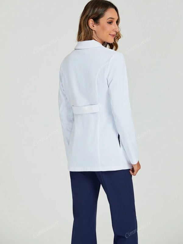 Лабораторен халат за медицински и козметични лаборатории — влагоотвеждащ полиестер (95%+), дълги ръкави, средна дължина 65–80 cm